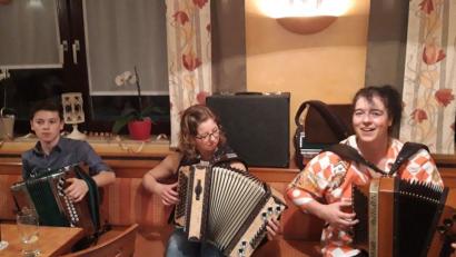 Bild: exb
Auch die jungen Musikanten greifen beim Stammtisch in die Tasten.