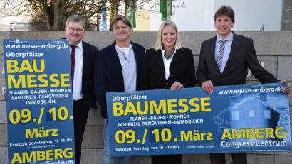 Bild: tk
Petra Strobl (Zweite von rechts), die Chefin der Amberger Congress Marketing ist sich sicher: „Für alle, die kaufen, bauen oder sanieren möchten, ist die Messe ein Muss.“ Oberbürgermeister Michael Cerny (links), Veranstalter Thomas Resch (rechts) und Harald Graf von der Amberger Werbeagentur hp teilen diese Auffassung.