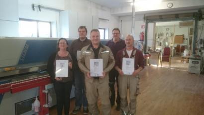 Bild: ral
Die geehrten Mitarbeiter der Schreinerei Schönberger (von links): Walburga Schönberger, Lothar Hoyer, Anton Christinger dahinter Dominik Baumer und Geschäftsführer Werner Schönberger.