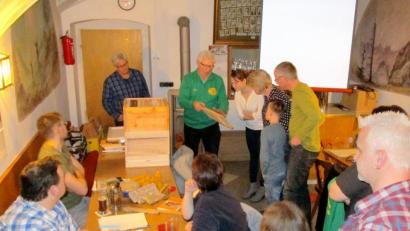 Bild: njn
Der Obmann für Jung-Imker, Rudolf Gürtler (Bildmitte, grünes Hemd), führt die Interessierten in die spannende Welt des Probeimkerns ein.