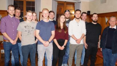 Bild: oe
Der neue Vorstand der Kirwagemeinschaft Ammerthal mit Sebastian Graßer (links), Dominik Weiß (Dritter von links), Sarah Hirschmann (vierte von links),
 Marcel Pemp (fünfter von links) und Zweitem Bürgermeister Hans Lang (rechts).