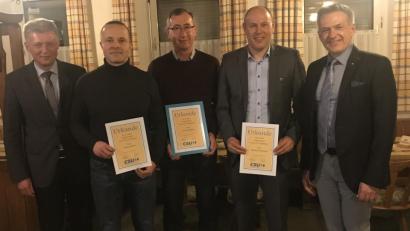 Bild: exb
Nach den Neuwahlen wurden Armin Reiter für 15 Jahre Mitgliedschaft, Markus Preisinger für 20 Jahre sowie Josef Gleißner für 40 Jahre Mitgliedschaft geehrt. Vorsitzender Markus Preisinger bedankte sich für die Treue zur CSU Schönkirch und überreichte den Geehrten jeweils eine Urkunde und ein Präsent. (von links) Bürgermeister Lothar Müller, Armin Reiter (15 Jahre), Josef Gleißner (40 Jahre), Markus Preisinger (20 Jahre), stellvertretender Landrat Roland Grillmeier