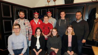 Bild: bsc
Auf die Zusammenarbeit mit dem neuen Friedenfelser JU-Vorstand freut sich Matthias Grundler (hinten rechts). Der Kreisvorsitzende der Jungen Union gratulierte (vorne von links) Maximilian Heindl, Katharina Härtl, Annamaria Härtl und Carolin Heindl sowie (hinten von links) Johannes Härtl, Christian Härtl, Lukas Schultes, Stefan Schultes und Adrian Käß.
