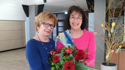 Bild: exb
Rektorin Hannelore Reil-Heining überreicht Marie Luise Pfeifer zum Abschied einen Strauß Blumen.