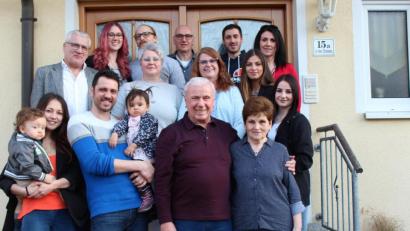 Bild: cs
Mit Ehefrau Helga, den drei Kindern und deren Familien, darunter fünf Enkelkinder und zwei Urenkel, feierte Adolf Schertl (vorne, Zweiter von rechts) seinen 80. Geburtstag. Mit im Bild Dritter Bürgermeister Norbert Gradl (hinten, links).