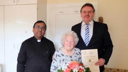 Bild: Stefanie Gradl
Bürgermeister Hans-Martin Schertl (rechts) und Pfarrvikar Hrudaya Kumar Madanu überbringen der Jubilarin Elisabeth Schmidt die Glückwünsche zum 90. Geburtstag.