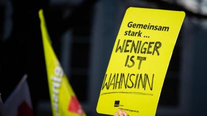 Bild: Nicolas Armer
Bei einer Demonstration hält ein Mann ein Plakat in die Höhe.