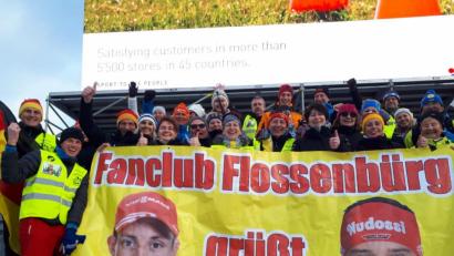 Bild: exb
Riesenplakat, gelbe Westen: Die Flossenbürger Fans von Eric Frenzel sind in Seefeld nicht zu übersehen – und zu überhören. Stefan Meiler (Zweiter von links) hat ein bisschen die Organisation übernommen. Auch Frenzels Ehefrau Laura (Dritte von rechts) ist immer dabei. 	Bild: exb