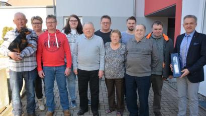 Bild: jr
Rosa-Marie Mehlhase (5. von rechts) feierte am Sonntag ihren 80. Geburtstag. Seit fast sechs Jahrzehnten ist sie mit ihrem Mann Horst (links neben ihr) verheiratet, dieses Jubiläum kann im Juni begangen werden. Zum Geburtstag gratulierten (von rechts) Bürgermeister Roland Grillmeier und Kaplan Dr. Matthias Nowotny, sowie ihre Kinder und Enkelkinder.