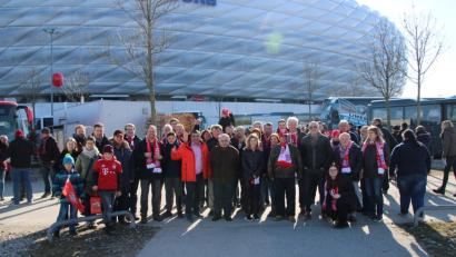 Bild: knh
Der FC-Bayern-Stammtisch schießt ein Erinnerungsfoto vor dem Spiel gegen Hertha.