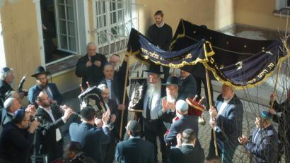 Bild: gib
Mit Musik und Tanz trugen die Rabbiner die Thorarollen der jüdischen Gemeinde vom bisherigen Gebetsraum in die neue Synagoge.