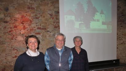 Bild: rha
Gästeführerin Elisabeth Hammer (links) und Tourismusbeauftragte Adolfine Nitschke unterstützen Markus Suttner bei seinem Vortrag im Zehentkasten. Mit alten Bildern führt er die Besucher zurück in die Vergangenheit.