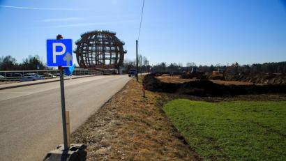 Bild: Hösamer
Gegenüber der Erlebnisholzkugel wird derzeit ein weiterer Parkplatz (rechts der Straße) errichtet. Der Bauherr wird auch die Gebühren erheben, die die Gemeinde Steinberg am See festgelegt hat.