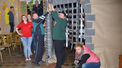 Bild: fjo
Eine Zugbrücke samt Falltor und Eisenketten ist nur ein Detail, welches unter Ideengeberin Daniela Roth (rechts) für den Sportlerball entstand.