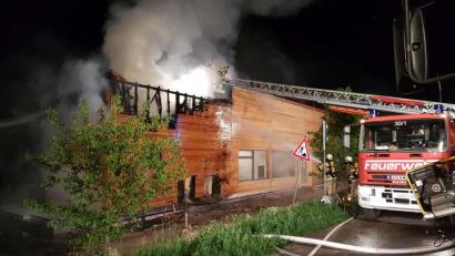 Archivbild: doz
27. April 2018: Das Betriebsgebäude bei der Holzkugel am Steinberger See stand in Flammen. Das Landgericht in Amberg verhandelt nun wegen Brandstiftung.
