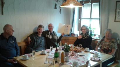 Bild: twg
Familie Krönert ist stolz auf die Urkunde der Gemeinde Pullenreuth.