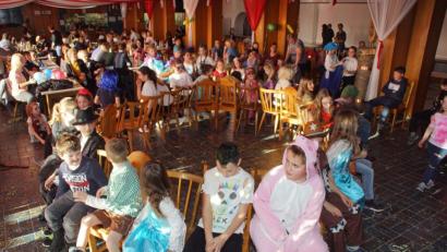 Bild: mmj
Beim Kinderfasching in der MMM-Kantine gab es bei der „Reise nach Jerusalem“ ein Gewusel auf der Suche nach einem freien Stuhl.