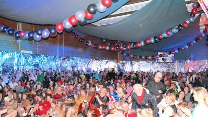 Bild: fjo
In der dicht belegten Schulturnhalle feiert der Faschingsverein mit einer berauschenden Faschingsfete sein zehnjähriges Bestehen.