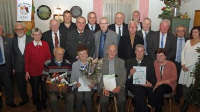 Bild: Dobmeier
60 Jahre Siedlergemeinschaft „Am Krumpes“: Ein Grund groß zu feiern. Viele Ehrengäste loben den Zusammenhalt und Treue. Schriftführer Hermann Legat (sitzend Zweiter von rechts) erhielt die Ehrenmitgliedschaft verliehen.