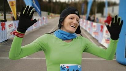 Bild: exb
Mit Mütze und Handschuhen als Erste ins Ziel: Eva Müller gewann die Frauenwertung beim zweiten Lauf der Winterlauf-Challenge.
