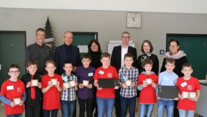 Bild: fpoz
Die Aktiven der Robotik-Arbeitsgemeinschaft mit (von links) Wirtschaftsinformatiker Hubert Ernstberger, IGZ-Geschäftsführer Wolfgang Gropengießer, Rektorin Petra Andritzky, Elternbeiratsvorsitzendem und Sponsor der Arbeitsgemeinschaft Technik Alexander Schraml, Schulrätin Martina Puff und Bürgermeisterin Friederike Sonnemann.