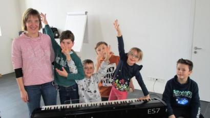 Bild: exb
Viel Spaß hatten Kinder und Senioren zusammen mit Dekanatskantorin Kerstin Schatz beim ersten „KiSeMu“-Nachmittag.