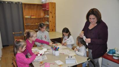 Bild: ak
Nach der Vorlesestunde in der Bücherei ging's ans Bastel und Ausmalen.