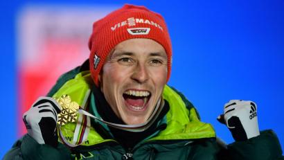 Bild: Hendrik Schmidt/dpa
Eric Frenzel jubelt bei der Siegerehrung mit seiner Goldmedaille für den Sieg im Einzel auf der Großschanze.