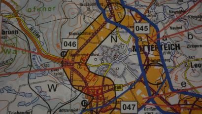 Bild: jr
Diese Planunterlagen über den möglichen Trassenverlauf bei Mitterteich lagen am Montagabend in Leonberg aus.