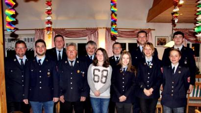 Bild: ds
Mit dem Feuerwehrnachwuchs freuen sich die Führungskräfte über die erworbenen Abzeichen. Von links Erster Kommandant Daniel Lobewein, der neu gewählte Zweite Kommandant Adrian Lutter, Vorsitzender Erwin Grötsch, der bisherige Zweite Kommandant Robert Hollederer, Kreisbrandinspektor Hans Sperber, Marleen Lederer (Wissenstest Stufe I), Kreisbrandmeister Christian Meyer, Theresa Vogel (Wissenstest Stufe III), Bürgermeister Roman Berr, Sarah Ertel (Wissenstest Stufe III), Merlin Ertel (Wissenstest Stufe I) und Jugendwart Stefan Pesel.