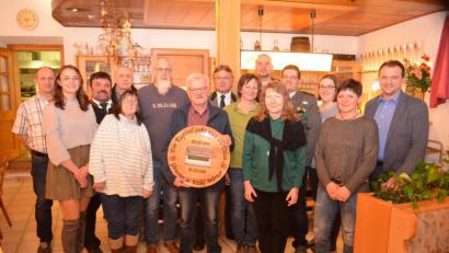 Bild: fz
Werner Völkl holt sich die Schützenscheibe mit dem Bild des Schießstandes, der nun geschlossen ist.