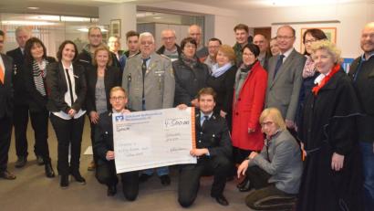 Bild: Kunz
Die Vertreter der Vereine und Institutionen freuen sich über die großzügige Spende der Volksbank Raiffeisenbank Rothenstadt.