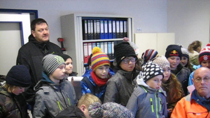 Bild: exb
Dem Wasserwart über die Schulter schauen durften die Viertklässler der Grundschule.
