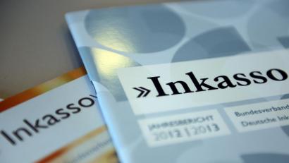 Bild: Britta Pedersen/dpa
Der Schirmitzer Sebastian Meier bekam eine Zahlungsaufforderung über mehr als 700 Euro von einem Inkasso-Unternehmen, das von der Otto GmbH & Co KG beauftragt wurde. Meier sagt: "Ich habe dort meines Wissens keine Ware bestellt."