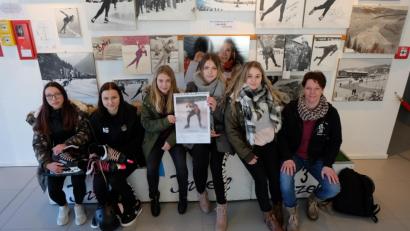 Bild: exb
Anna Sperer, Celina Bötzl, Angelina Langer, Leonie Günthner und Amelie Plommer legten in Inzell schnelle Runden aufs Eis. Tanja Zeus (rechts) betreute die Schülerinnen in Inzell.