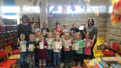 Bild: exb
Stolz präsentieren die Mädchen und Buben des katholischen Kindersgartens beim Abschlussfest in der Marktbücherei ihren Büchereiführerschein.