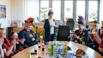 Bild: Claudia Seitz
Bürgermeisterin Ulrike Roidl (stehend) versorgte den Elferrat mit Speisen und Getränken.