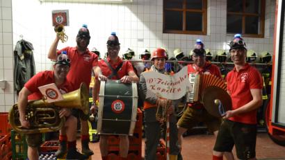 Bild: gi
Die „Feierwehr-Kapell'n“ singt mit „G'stanzln“ allerhand Begebenheiten aus dem Gemeindeleben aus und wird mit großen Beifall belohnt.