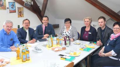 Bild: njn
Die Sorgen um die zukünftige Altenpflegehelferausbildung trägt die Chefin des BBZ in Erbendorf, Hannelore Doleschal (Vierte von rechts), bei einem Gespräch Bundestagsabgeordneten Albert Rupprecht (Dritter von links) vor. Mit auf dem Bild (von links) Trägervereinsvorsitzender Johannes Reger, Bürgermeister Hans Donko, die stellvertretenden Schulleiter Claudia Wolf und Matthias Dumler sowie Lehrkraft Manuela Ruf.