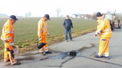 Bild: exb
Der Winter hinterlässt Spuren. Mitarbeiter des Windischeschenbacher Bauhofs bessern Risse im Asphalt aus.