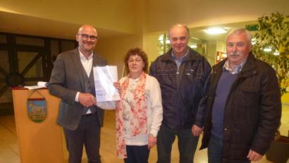 Bild: mad
Bürgermeister Maximilian Beer (von links) überreichte an Irmgard Mayer eine Ehrenamtskarte, verbunden mit dem Dank für ihr Engagement. Die beiden Vereinsvorsitzenden Anton Turban (VdK) und Anton Schießl (GOV) gratulierten ihrem engagierten Mitglied.