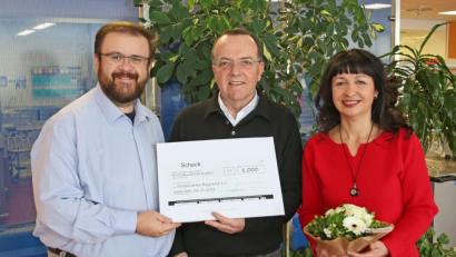Bild: exb
Hans Walter (links) und Gabriele Scherl überreichen Dr. Stefan Sammet einen Scheck über 1000 Euro für die Hospizarbeit Bayreuth.