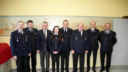 Bild: müb
Das Stadtoberhaupt mit der neuen Führungsmannschaft der Feuerwehr Sulzbach-Rosenberg (von links): Vorsitzender Thomas Wiesent, Erwin Übler, Bürgermeister Michael Göth, Tamara Urbanski, Markus Keil, Heiz Niebler, Mario Meidenbauer und Kommandant Armin Buchwald.