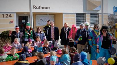 Bild: twi
Die Kinder vom Kinderhaus St. Josef waren als Zaungäste gekommen, bevor das "Wernberger Weiberkomite" zum Sturm aufs Rathaus ansetzte