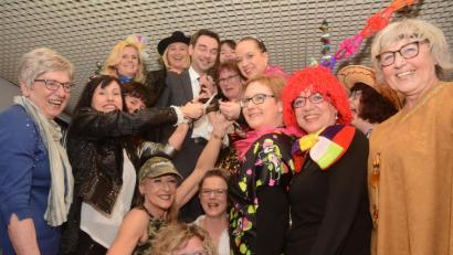 Bild: Gabi Schönberger
Weiberfasching bei der CSU: Die Vorstandsdamen der FU-Kreisverbände Neustadt/WN und Weiden kürzen die Krawatte von Landtagsabgeordetenem Stephan Oetzinger.