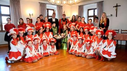 Bild: bö
Kurzer Prozess: „Schmidmühlen Oho“ und der Narrhallamarsch und der Amtssitz von Bürgermeister Peter Braun gehört dem Kinderprinzenpaar Prinzessin Aliya I. und Prinz Michael I. für die restlichen närrischen Tage.