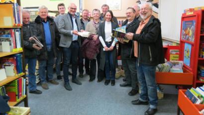 Bild: kö
Büchereileiterin Lisa Auburger (Vierte von rechts) ist begeistert von der gut florierenden Bibliothek. Die Begeisterung schwappt offensichtlich auch auf den Marktgemeinderat über.