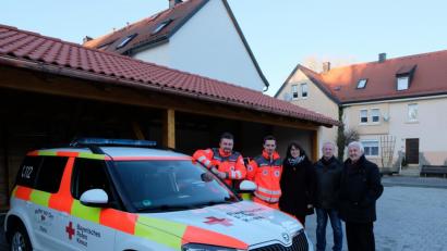 Bild: le
Noah Lugert und Patrick Jung von der HvO-Gruppe danken der Baugenossenschaft "Eigenheim" für die kostenlose Bereitstellung eines Carport-Stellplatzes in Plankenhammer. Von links: Noah Lugert, Patrick Jung, Vorstandsvorsitzende Marika Mauerer, Aufsichtsratsmitglied Walter Wirth und Berater Fred Lehner.