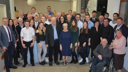 Bild: jr
Seinen 75. Geburtstag feierte zusammen mit 180 Gästen, Otto Weiß (Mitte), rechts neben ihm Gattin Veronika, mit der er heuer noch sein Goldendes Ehejubiläum feiern darf. Mit im Bild eine Vielzahl von Geburtstagsgästen aus allen Bereichen der Gesellschaft, seine beider Kinder und vier Enkel, sowie Bürgermeister Roland Grillmeier mit Frau Claudia (links). Ehrengast war sein jahrzehntelanger Freund Siegfried Volz (sitzend), der eigens aus Fürth angereist kam.