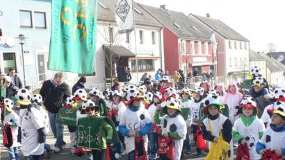 Archivbild: lep
Alle zwei Jahre am Faschingssamstag zieht der "Dumbache"r Gaudiwurm viele große und kleine Besucher auf die Straße. Zahlreiche ortsansässige Vereine und Verbände, aber auch die kreativen Ideen und witzigen Kostüme privater Gruppen sorgen für eine ausgelassene und fröhliche Stimmung.